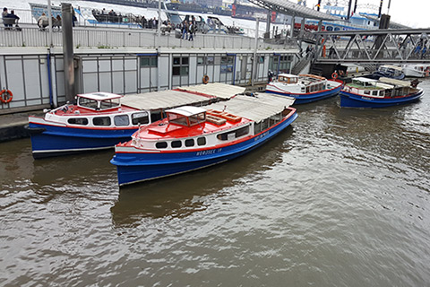 Traditionelle Barkassen in Hamburg