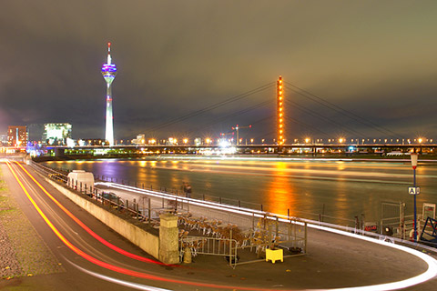 Der Rhein bei Düsseldorf - keine kleinen Partyboote zu sehen Der Rhein in Düsseldorf