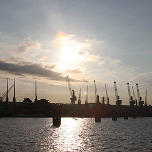 Größtes Containerschiff der Welt in Hamburg