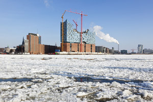 Feiern Sie Ihre Weihnachtsfeier doch einmal auf einem Schiff! Verschneiter Hamburger Hafen